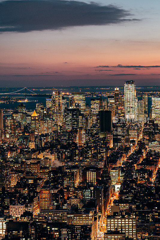 夜间曼哈顿市区天际线的鸟瞰图/ NYC